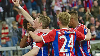 Deutscher Meister 2015: Schweinsteiger (l.) und Bayern München gewinnen den Titel © 