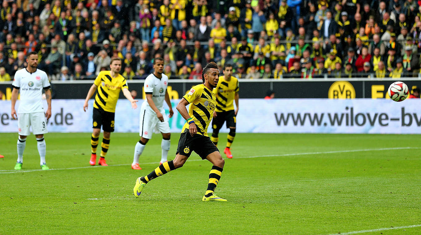 Sicher verwandelter Elfmeter gegen Frankfurt: Dortmunds Aubameyang © 2015 Getty Images