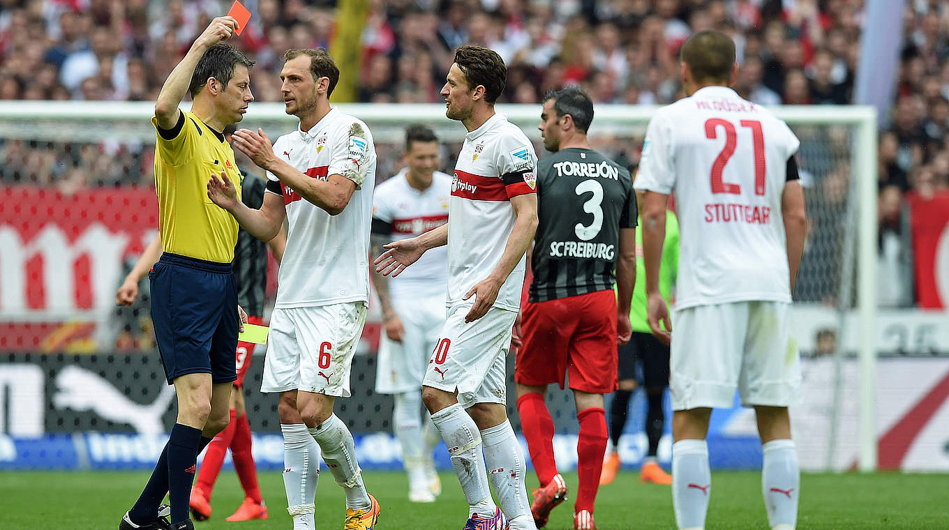 Einer von zwei Platzverweisen: Adam Hlousek von Stuttgart mit Gelb-Rot © 2015 Getty Images