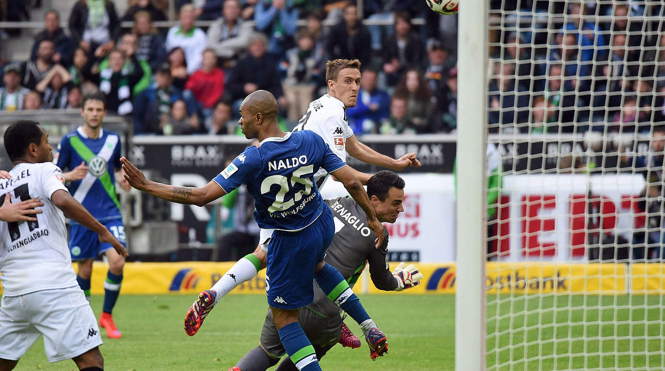 Siegtor in letzter Minute: Max Kruse (2.v.r.) überwindet VfL-Keeper Diego Benaglio © imago/Team 2