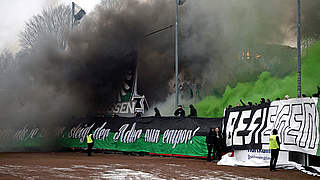 Pyrotechnik im Zuschauerblock: Das DFB-Sportgericht bestraft Preußen Münster © 2015 Getty Images