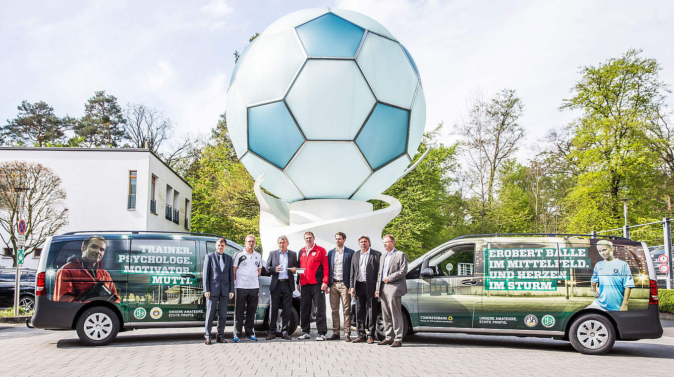 Schlüsselübergabe in Frankfurt: Niersbach (3.v.l.) mit DFB-Mobilen und Teamern © Getty Images