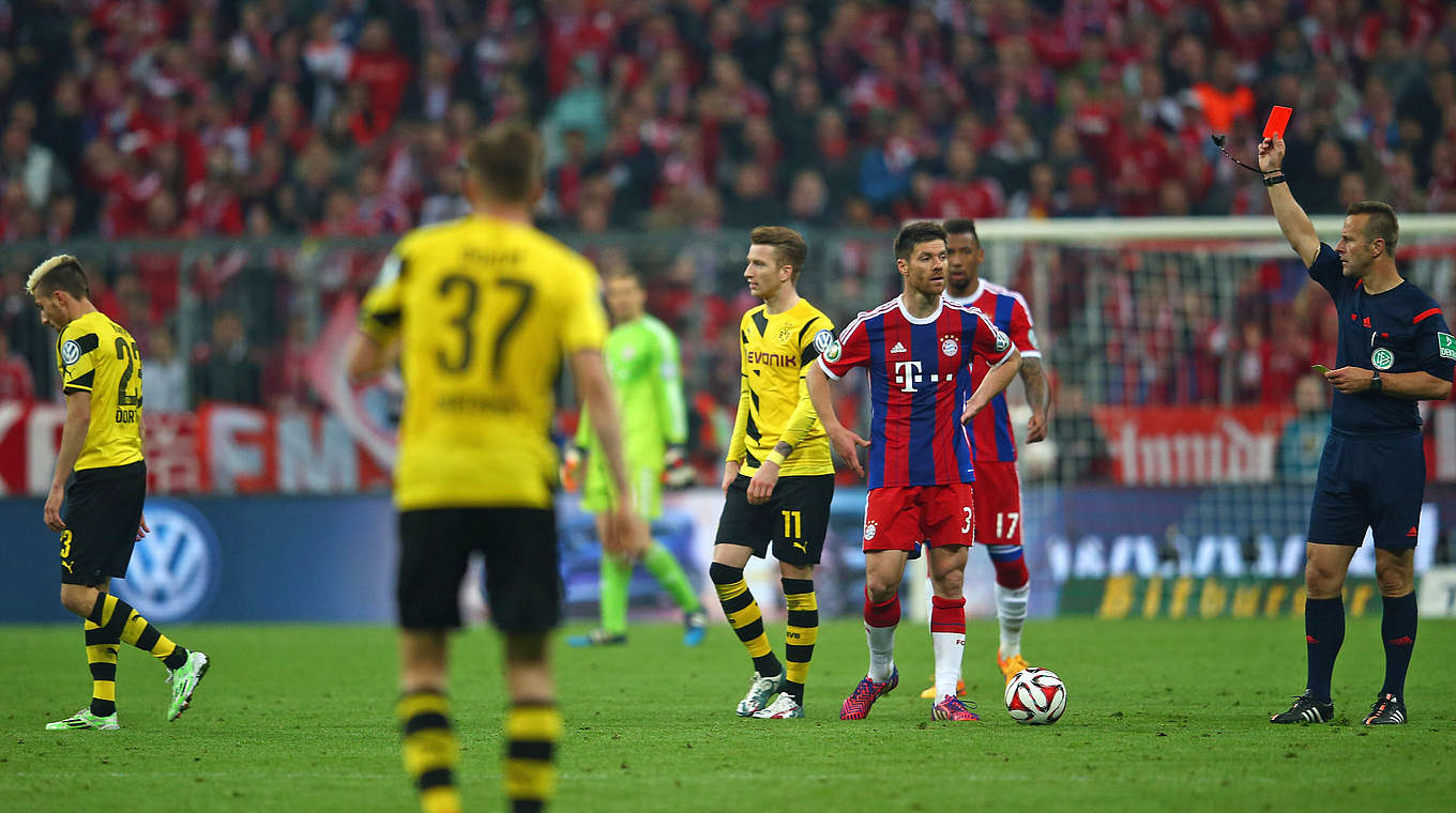 Platzverweis: Schiedsrichter Gagelmann zeigt Dortmunds Kampl die Gelb-Rote Karte © 2015 Getty Images