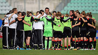 Einschwören auf die EM in Island: die deutschen U 17-Juniorinnen © 2015 Getty Images