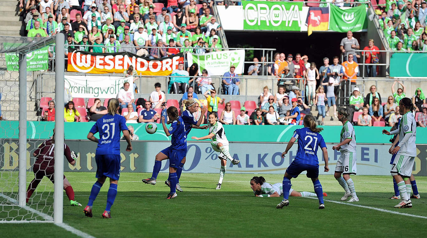 Tor aus spitzem Winkel: Müller (M.) trifft 2013 zum 2:0 für Wolfsburg gegen Potsdam © imago sportfotodienst