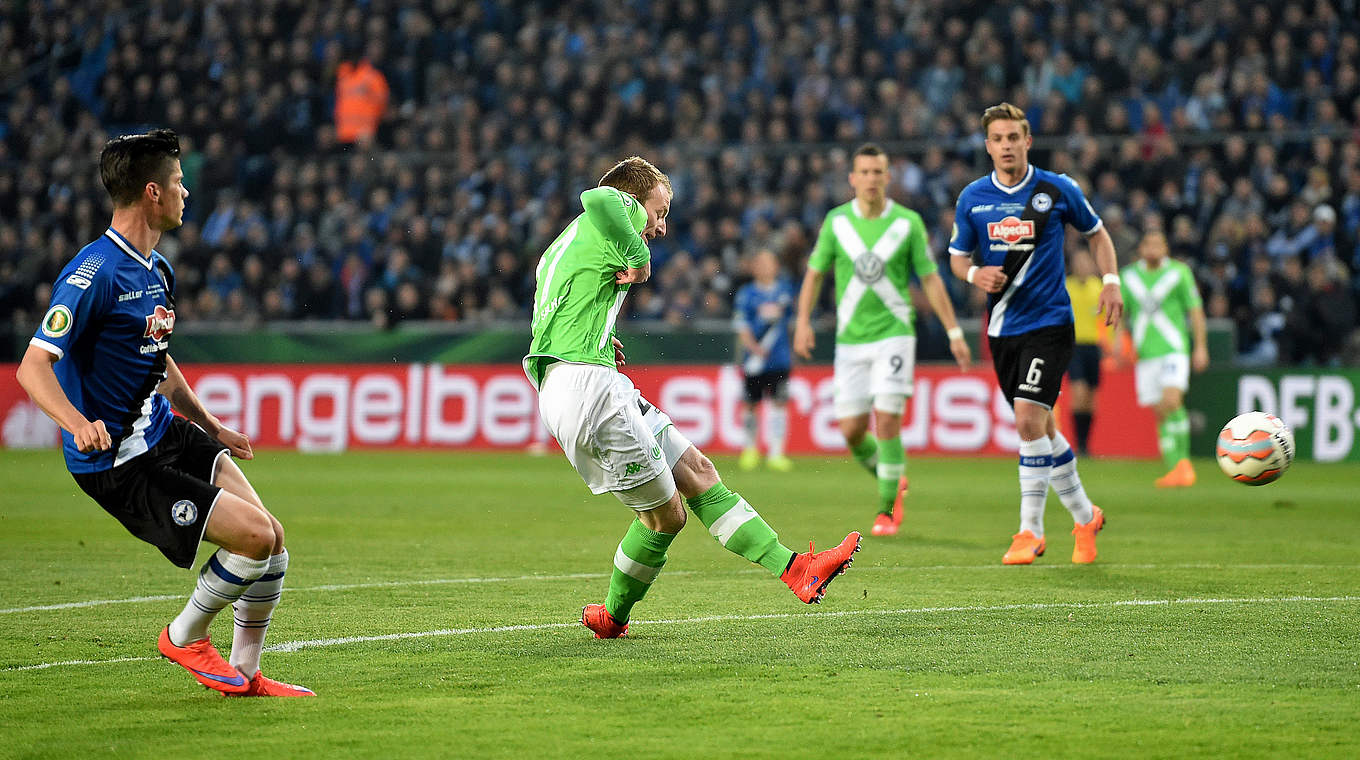 Arnold (2.v.l.) trifft zum 1:0 in Bielefeld: "Zwei Tore habe ich noch nie gemacht" © 2015 Getty Images
