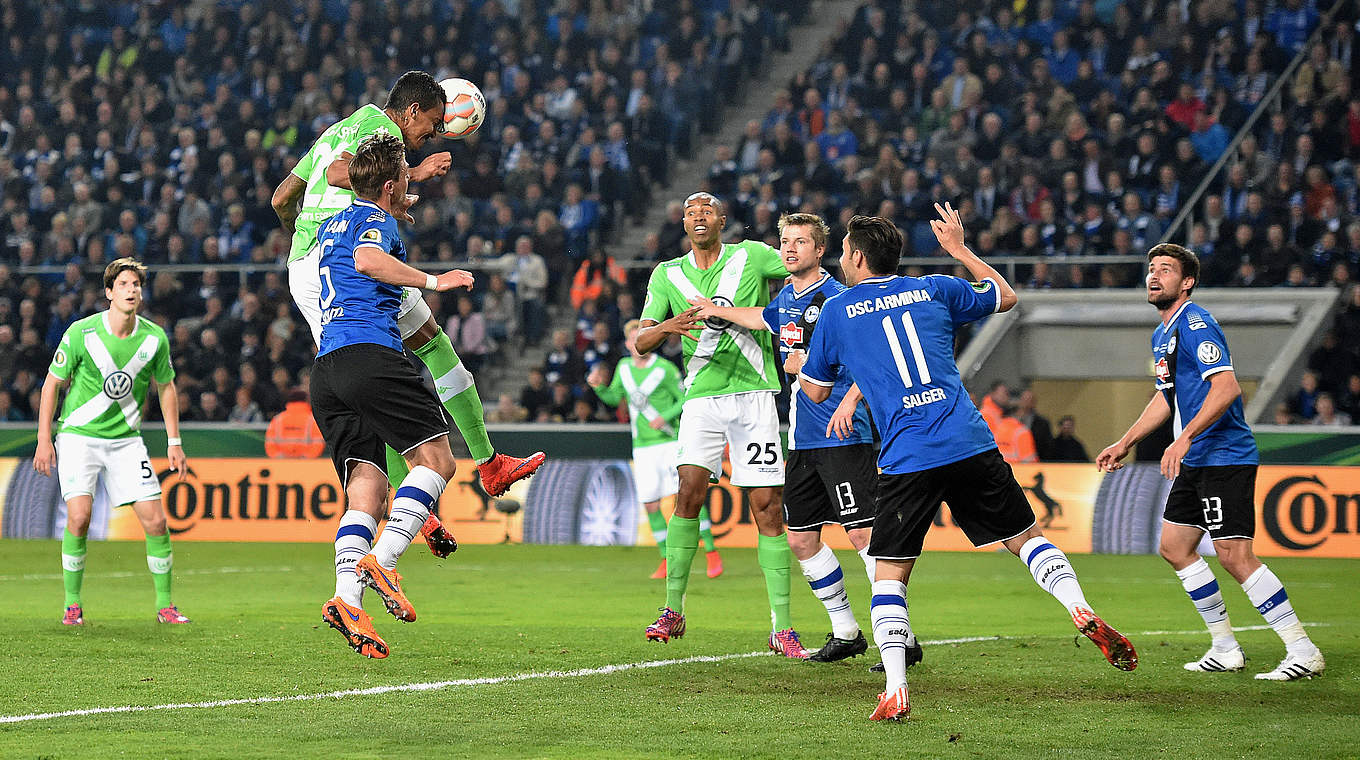 Gustavo doubles Wolfsburg's lead  © 2015 Getty Images