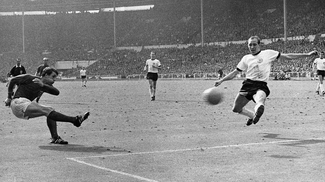Schütze des umstrittenen Wembley-Tors: Geoff Hurst (l.) trifft dreimal im Finale 1966 © imago/United Archives International