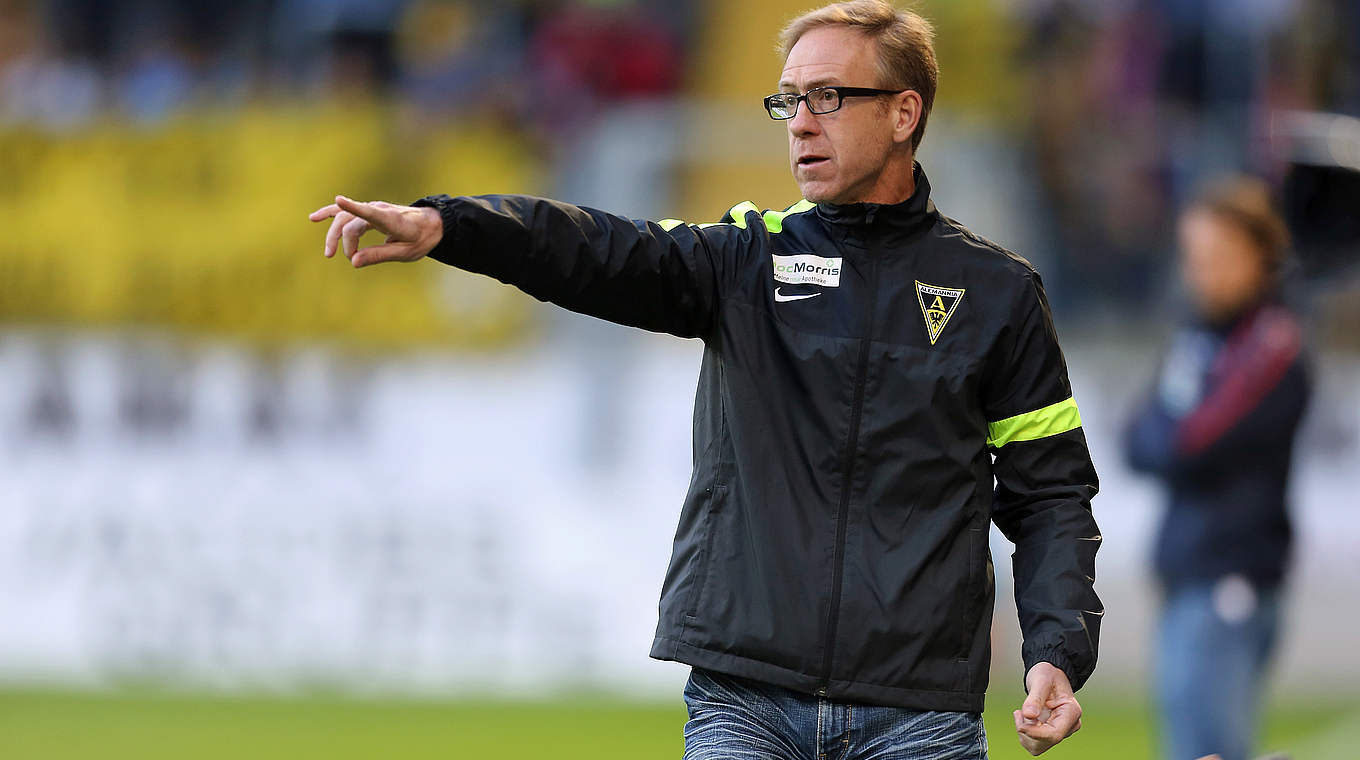 Verlässt Aachen auf eigenen Wunsch: Trainer Peter Schubert © 2015 Getty Images