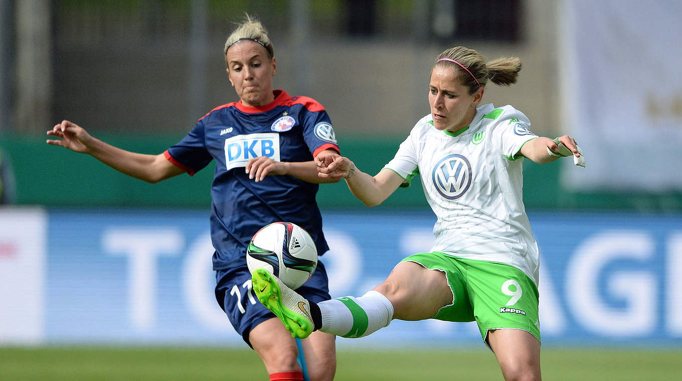 Zweikampf: Wolfsburgs Anna Blässe (r.) gegen Jennifer Cramer © Jan Kuppert