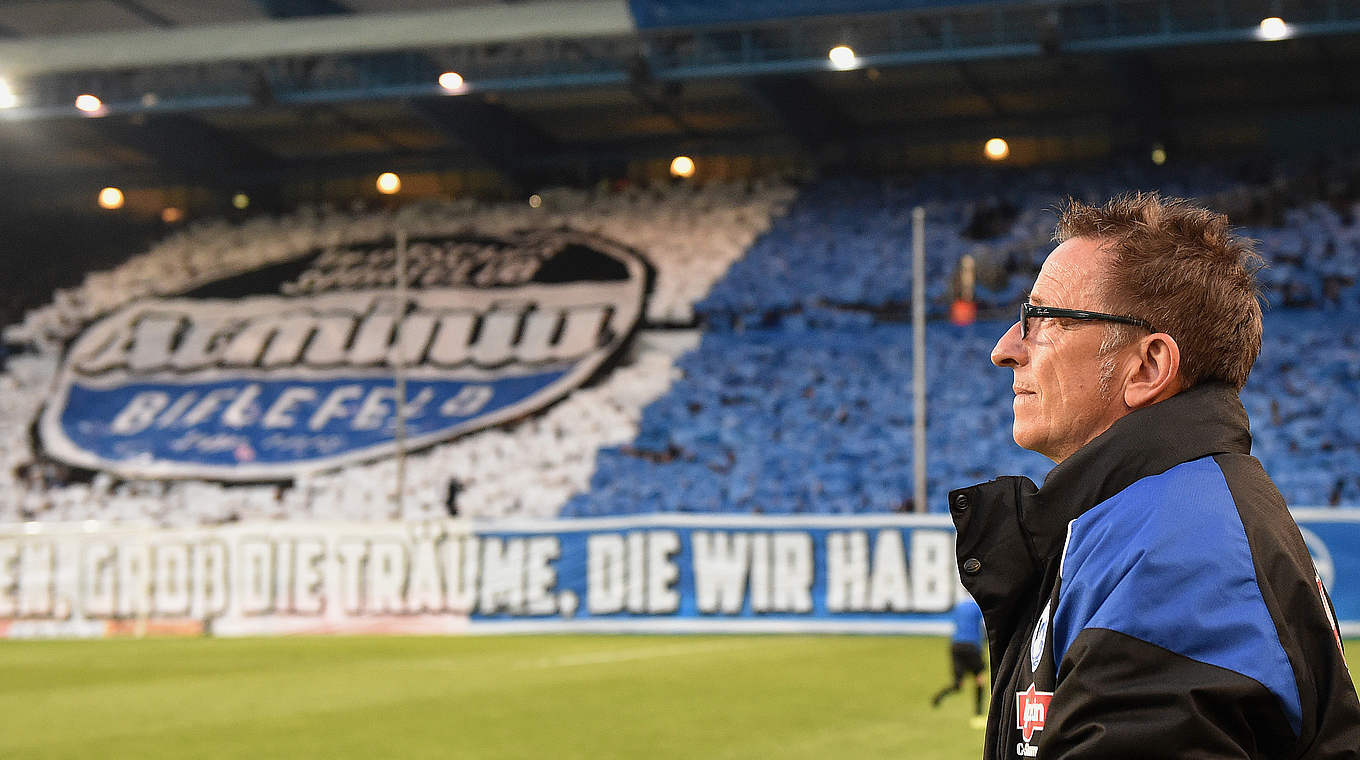 Heimstark: Arminia Bielefeld mit Trainer Norbert Meier © 2015 Getty Images