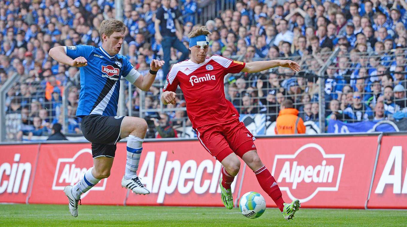 Heißes Duell: Arminia-Torjäger Fabian Klos (l.) gegen Hauke Wahl © 2015 Getty Images