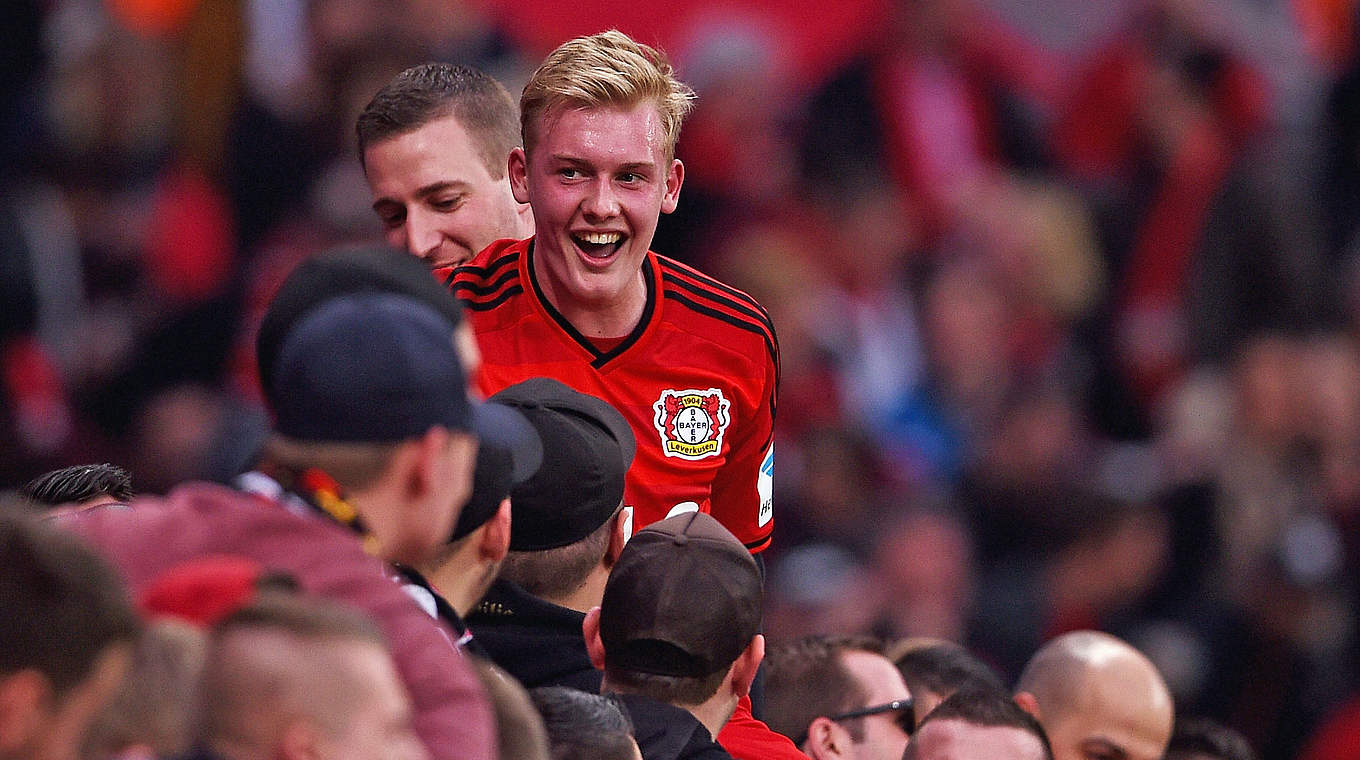 Nach dem Sieg gegen den FC Bayern in der Fankurve: Julian Brandt © 2015 Getty Images