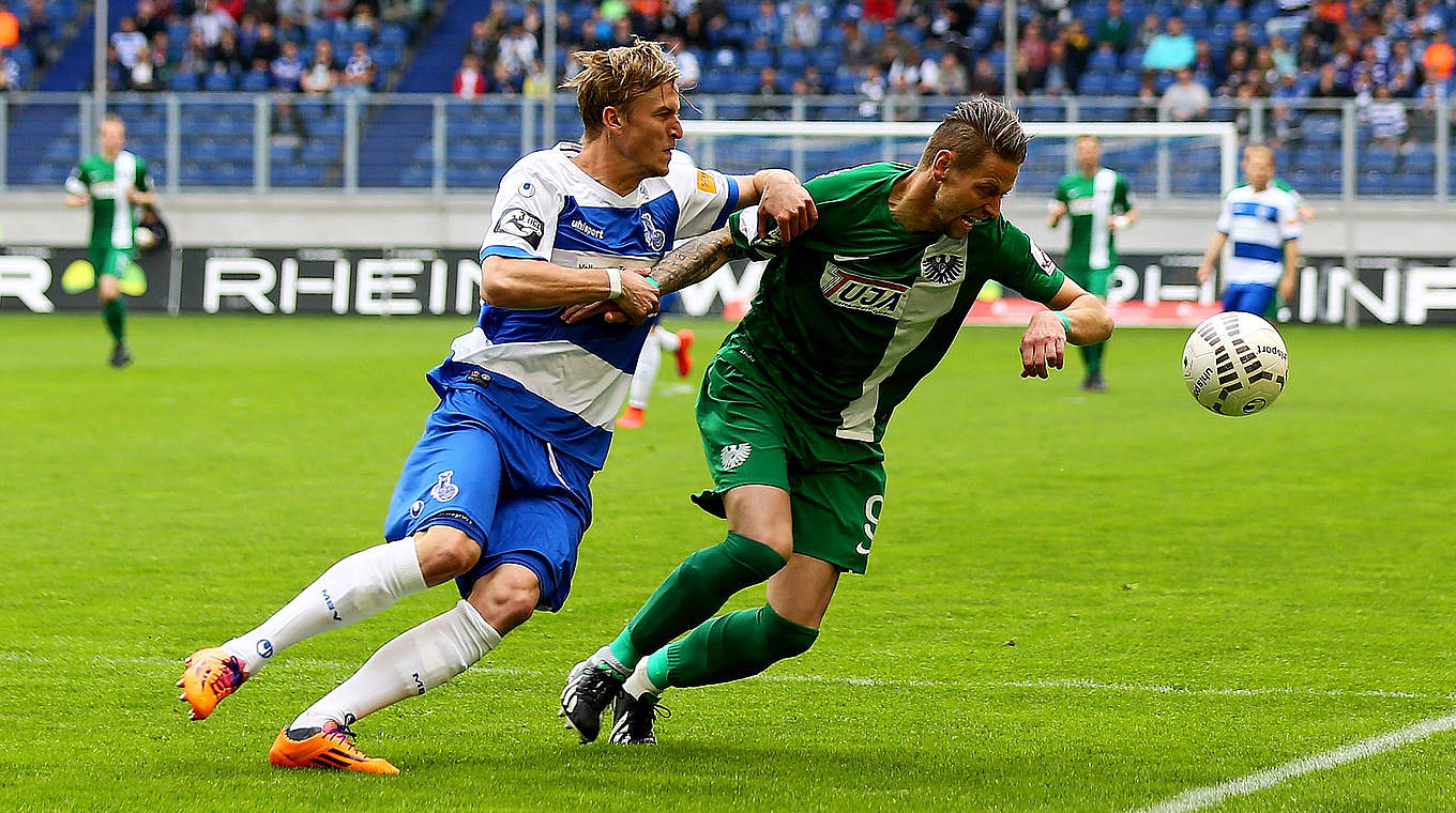 Kampf um den Ball: Duisburgs Thomas Meißner (l.) gegen Marcel Reichwein  © 2015 Getty Images