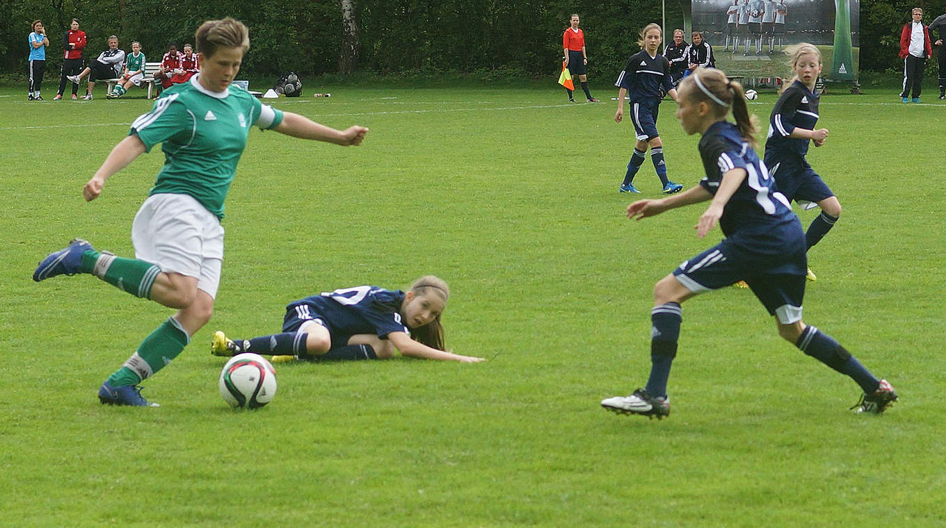 Kann die Niederlage nicht verhindern: Nora Claussen (l.) vom HFV © SID