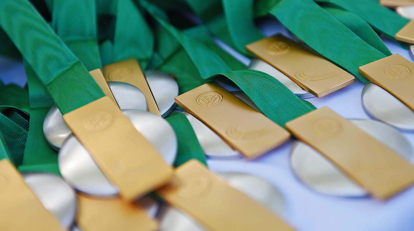 Lohn für vier ereignisreiche Tage: die Medaillen beim U 14-Länderpokal © 2015 Getty Images