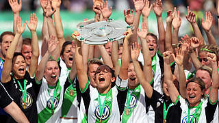 Nadine Keßler and Wolfsburg lifting the trophy back in 2014 © 2014 Getty Images
