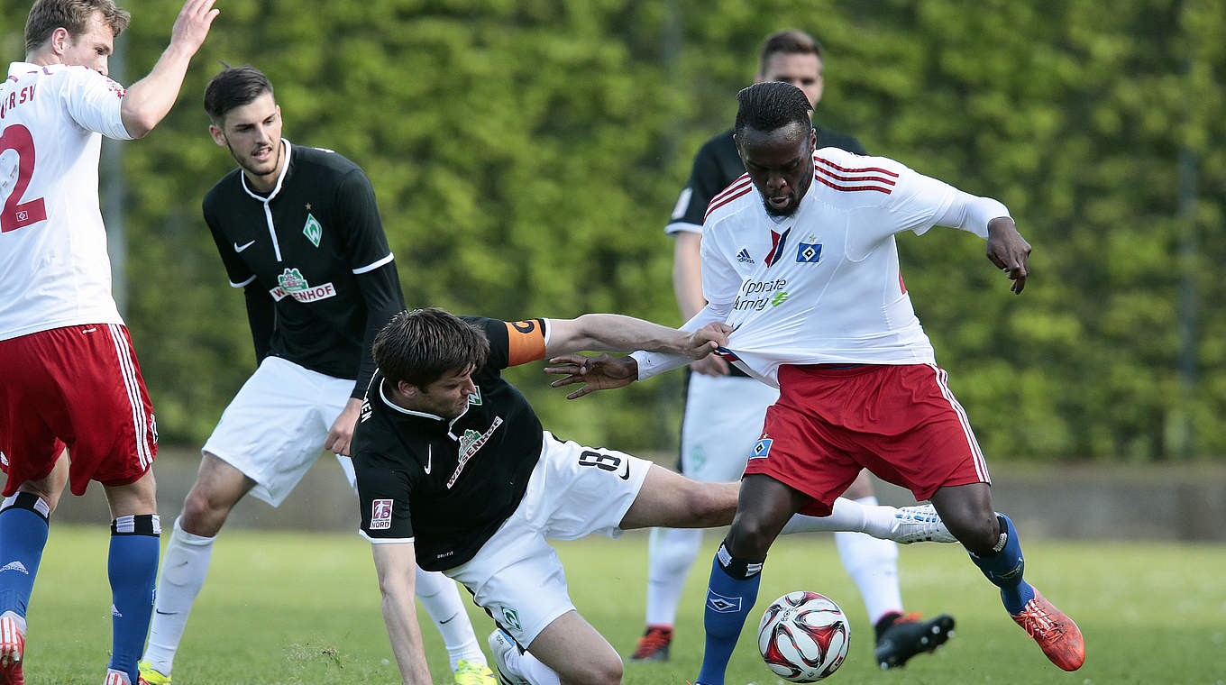 Im Derby gegen Bremen nicht aufzuhalten: die Reserve des HSV mit Merphi Kwatu (r.) © 2015 Getty Images