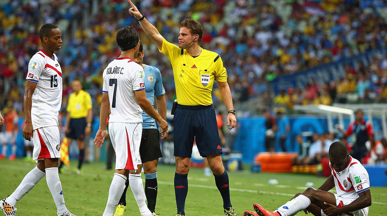 Einsatz bei der WM 2014 in Brasilien: Brych (2.v.r.) pfeift Costa Rica gegen Uruguay © 2014 Getty Images