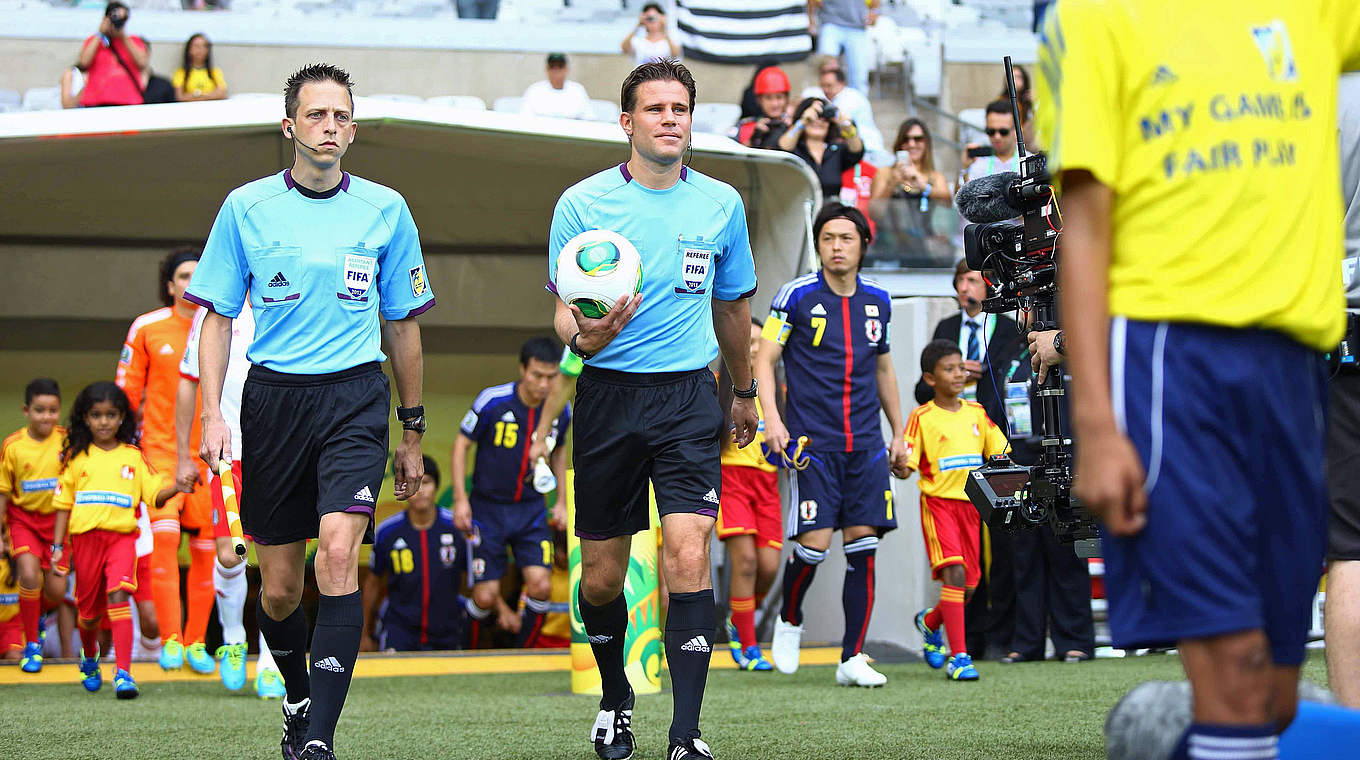 Einsatz beim Confed-Cup 2013 in Brasilien: Felix Brych (M.) leitet Mexiko gegen Japan © imago