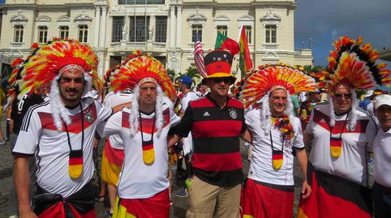 Deutsche Indianer: Fabio Wagner (links) bei der WM in Brasilien. © Fan Club Nationalmannschaft