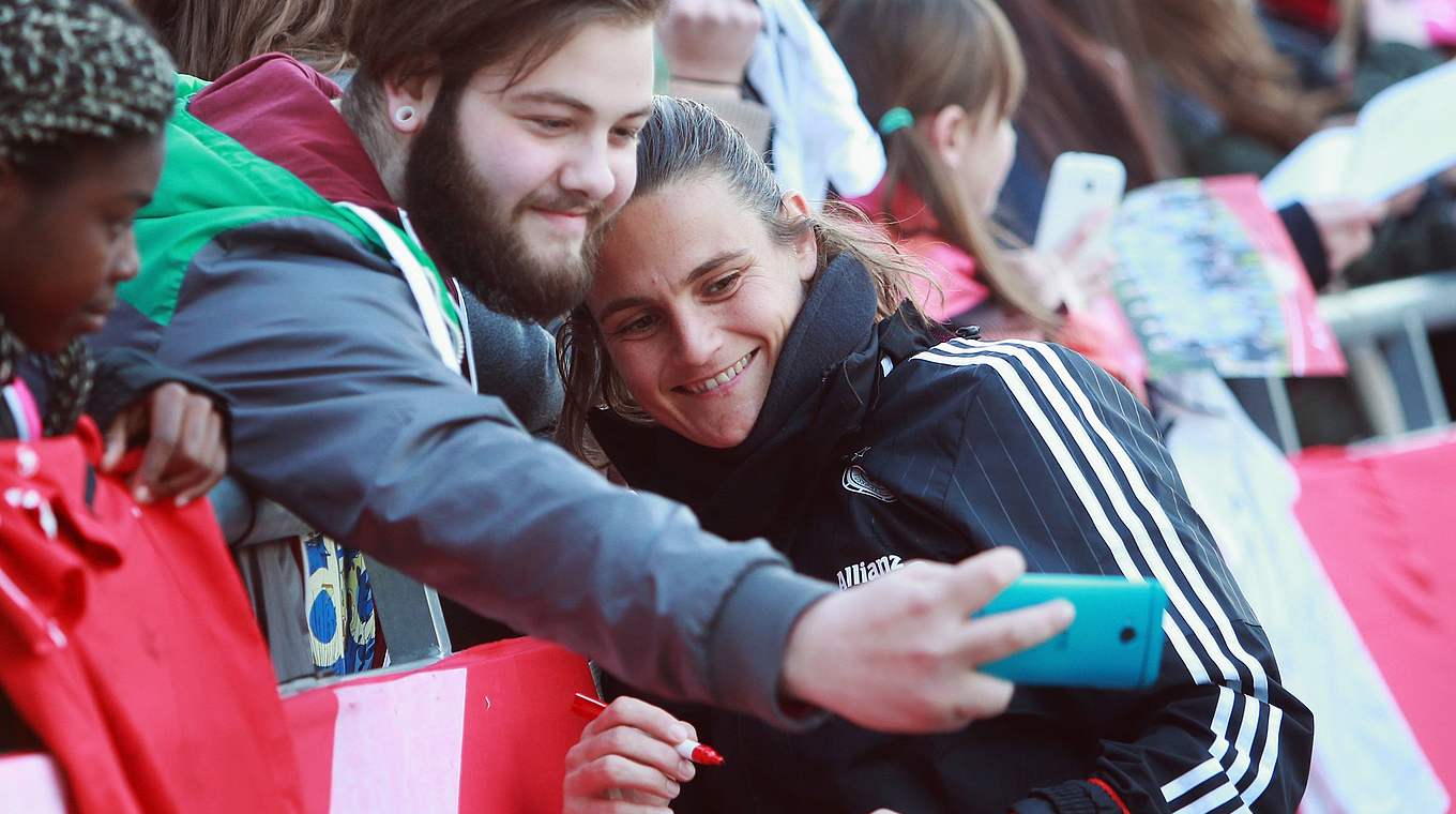 Ganz nah dran: Mit dem Fan Club zur Frauen-Nationalmannschaft in die Schweiz. © Getty Images