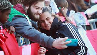 Ganz nah dran: Mit dem Fan Club zur Frauen-Nationalmannschaft in die Schweiz. © Getty Images