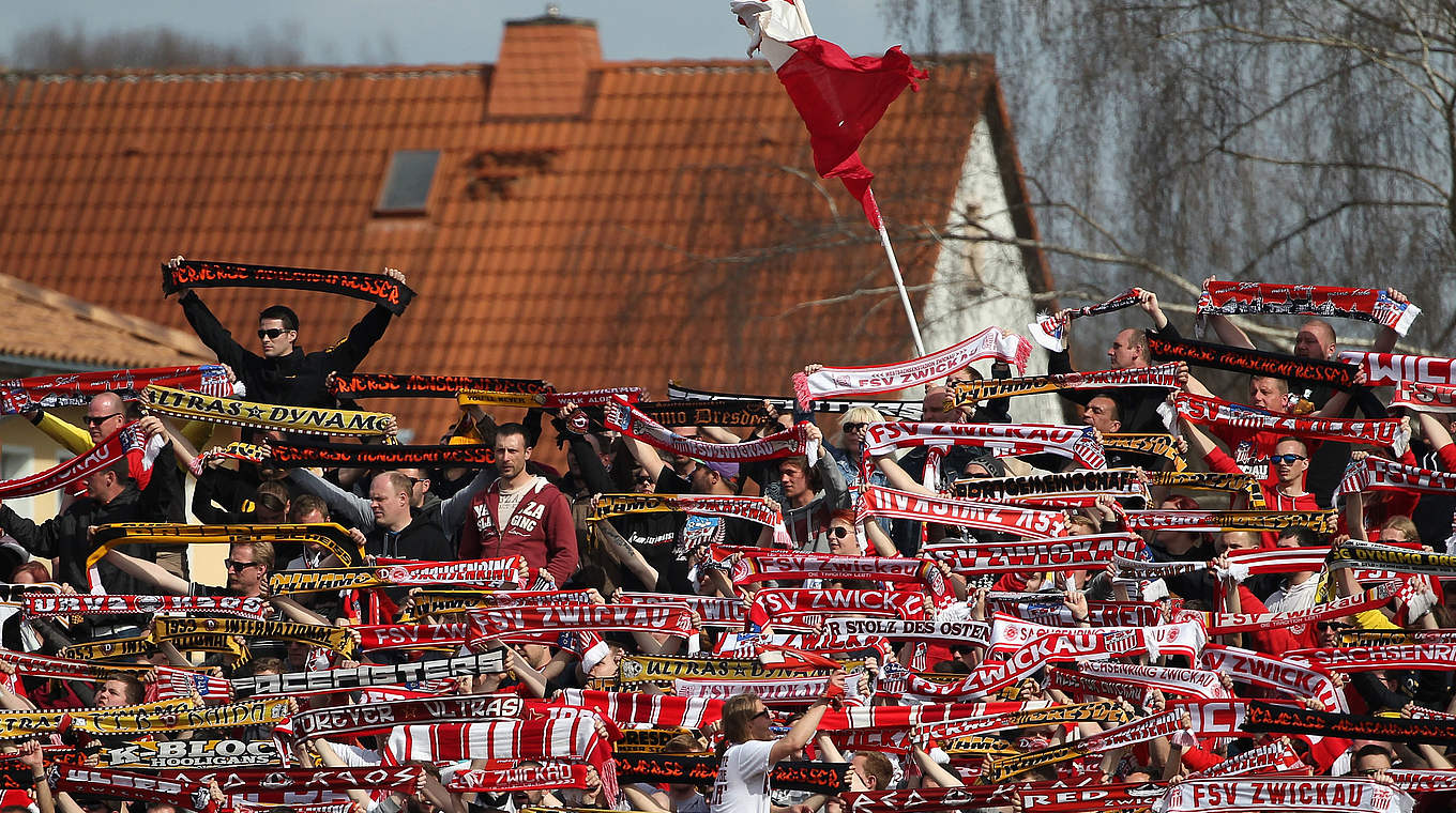 Wollen die Meisterschaft bejubeln: Die Fans des FSV Zwickau © 2015 Getty Images