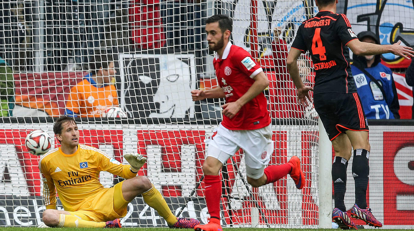 Das 2499. Bundesliga-Gegentor: Der Mainzer Malli (M.) trifft gegen "Dino" HSV © 2015 Getty Images