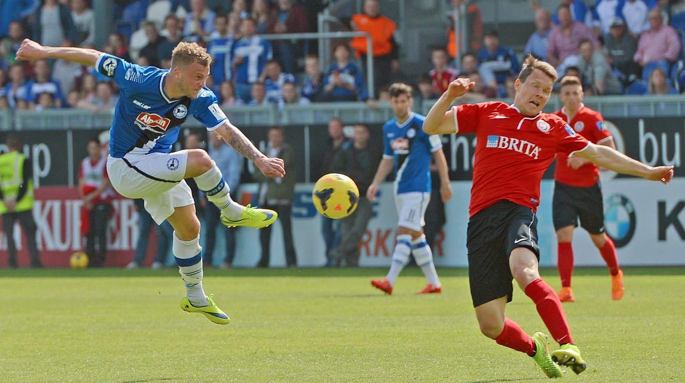 Das Warten auf die Aufstiegsfeier geht weiter: Arminias Christoph Hemlein (l.) © 2015 Getty Images