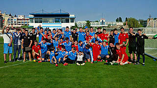 Fototermin mit U 17-Nationalspielern: die Schüler des Goethe-Gymnasiums in Burgas © DFB