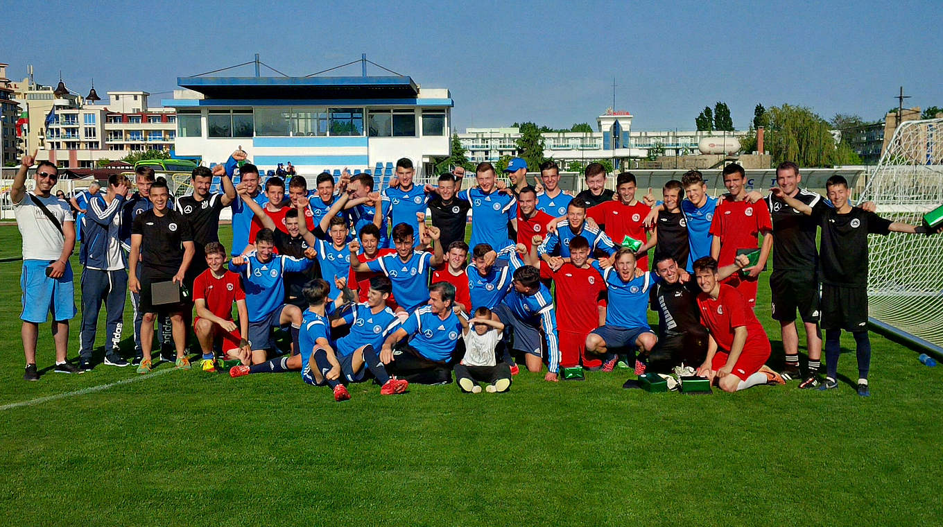 Fototermin mit U 17-Nationalspielern: die Schüler des Goethe-Gymnasiums in Burgas © DFB