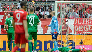 Rot, Elfmeter und Sperre: Bayern-Torwart Pepe Reina (r.) im Spiel gegen Augsburg © 2015 Getty Images