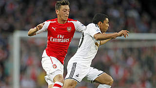 Rückschlag in der Premier League: Mesut Özil (l.) und die Guners unterliegen Swansea © AFP/Getty Images
