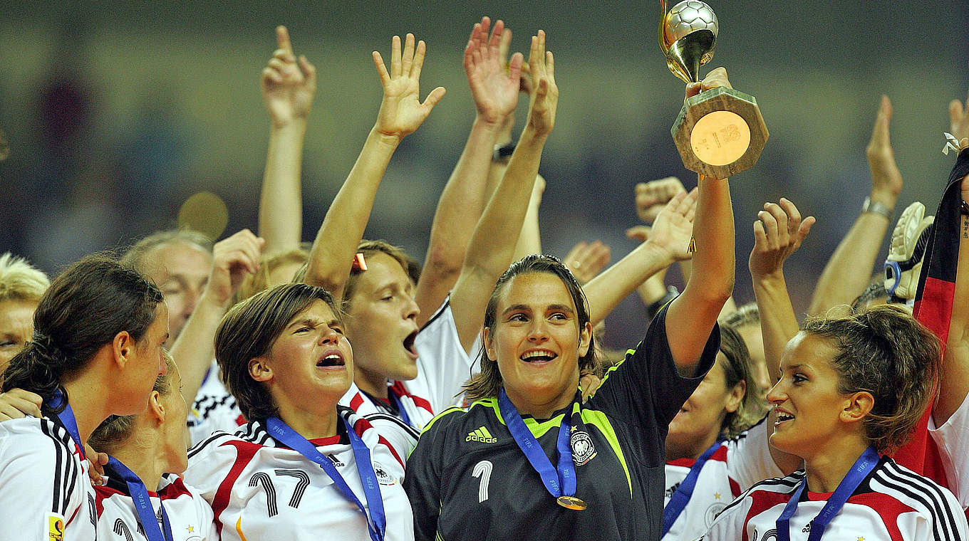 2007 zum zweiten Mal Weltmeisterin: Angerer (mit Pokal) © 2007 Getty Images