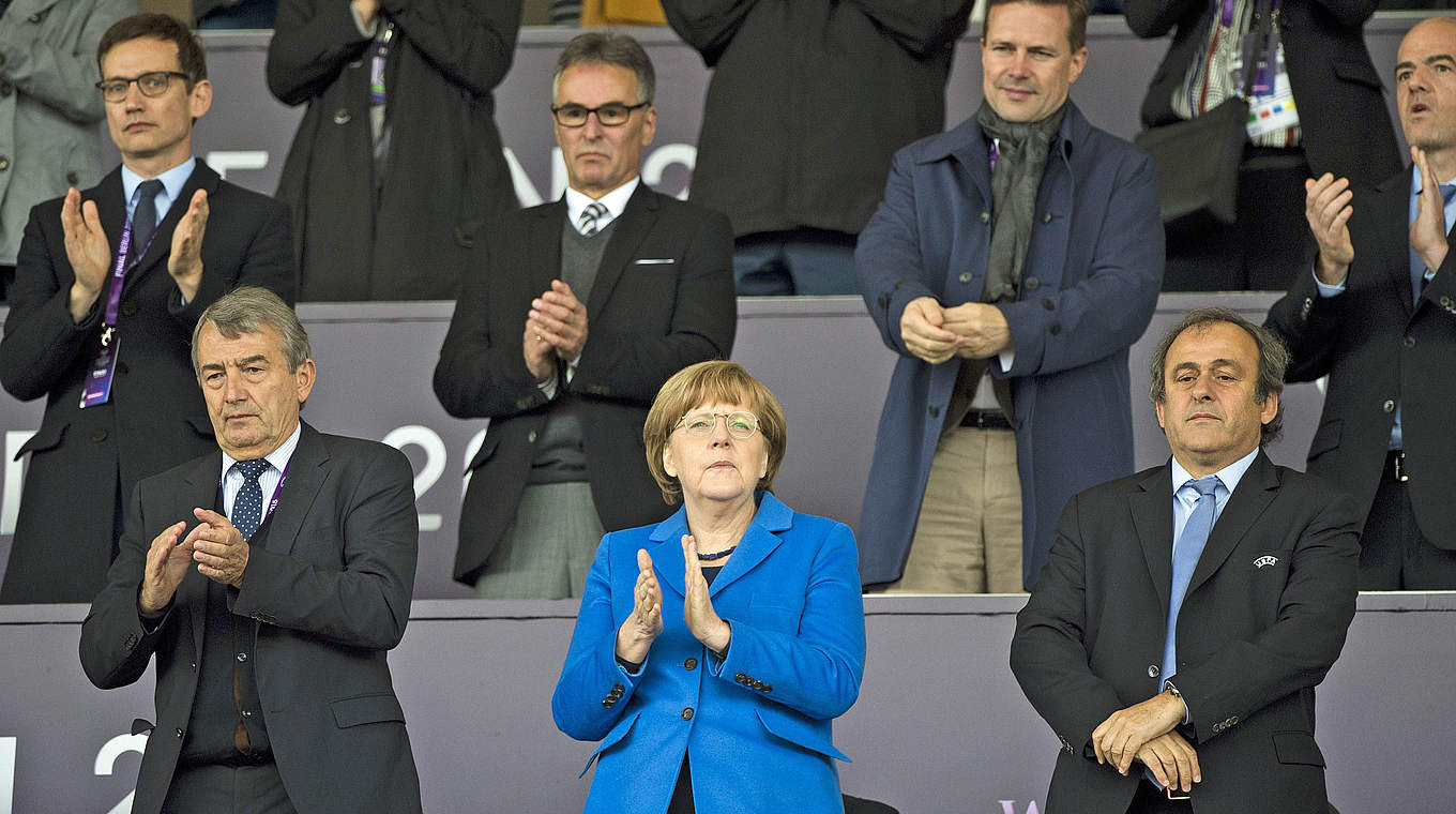 Prominenz auf der Tribüne: Wolfgang Niersbach, Angela Merkel und Michel Platini (v.l.) © AFP/Getty Images