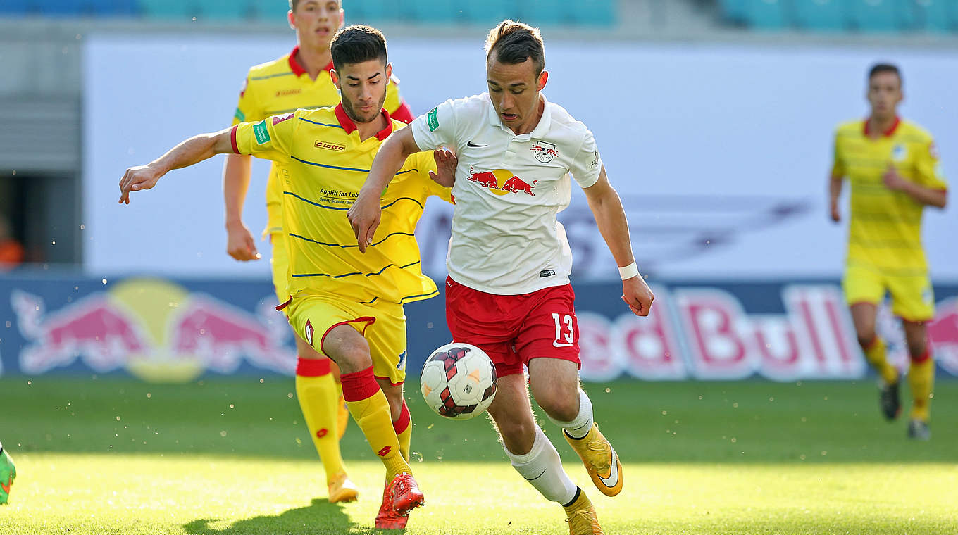 Kampf um den Ball: Leipzigs Timo Mauer (r.) und Hoffenheims Erdal Öztürk © 2015 Getty Images