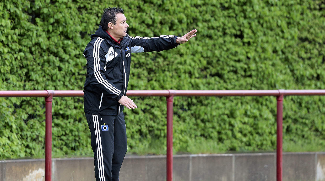 Wollen im Meisterschaftsrennen punkten: Trainer Cardoso und die HSV-Reserve © 2015 Getty Images