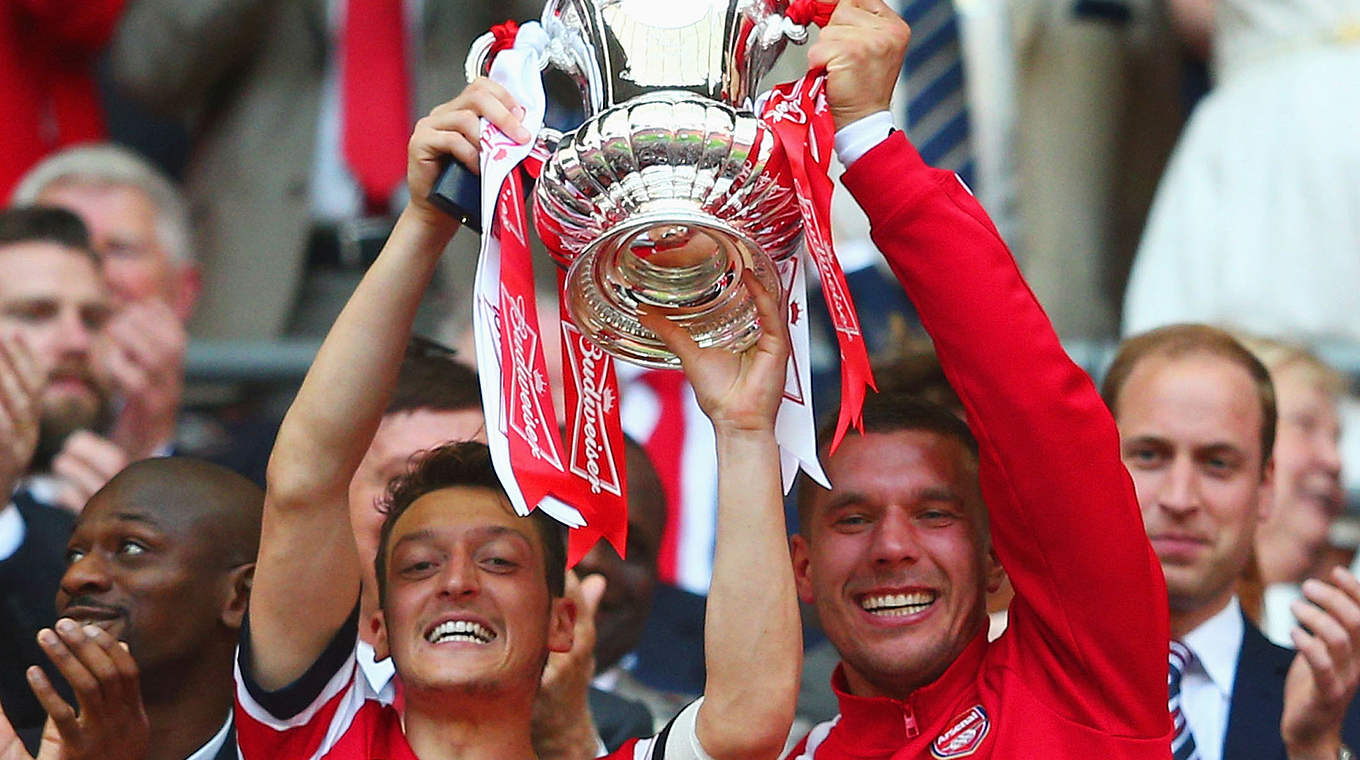 Will den FA-Cup erneut in die Höhe heben: Özil mit Nationalelf-Kollege Podolski 2014 © 2014 Getty Images