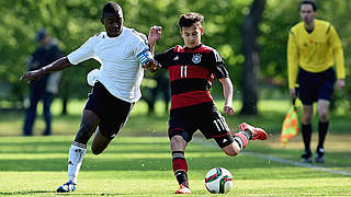 in der Startelf gegen die Niederlande: Nicolas-Gerrit Kühn (r.) von Hannover 96 © 2015 Getty Images