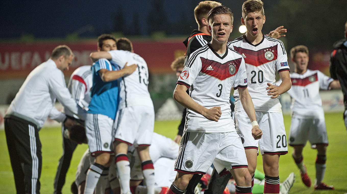 Deutschland jubelt: Ein Sieg auch für den verletzten Mitspieler Niklas Dorsch © 2015 Getty Images