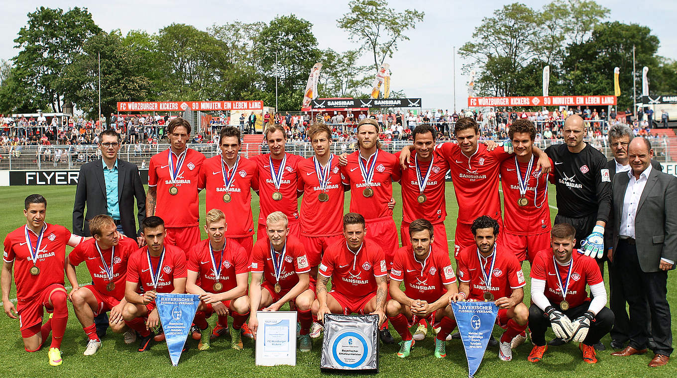 Regionalliga Meister 2014/2015: FC Würzburger Kickers mit der Meisterschale © Kuppert