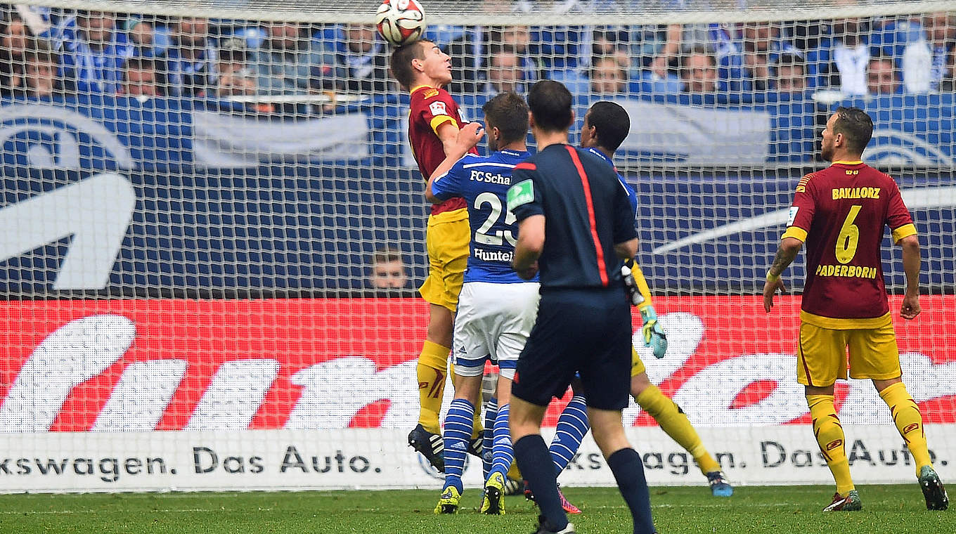 Unglücksrabe: Paderborns Uwe Hünemeier (l.) trifft ins eigene Tor © 2015 Getty Images