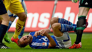 Schmerzvoll: Benedikt Höwedes verletzt sich gegen Paderborn © 2015 Getty Images