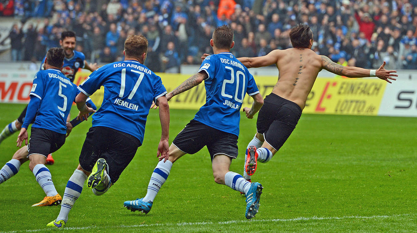 Wehe, wenn sie losgelassen: Bielefeld jubelt mit dem Torschützen (r.) © 2015 Getty Images