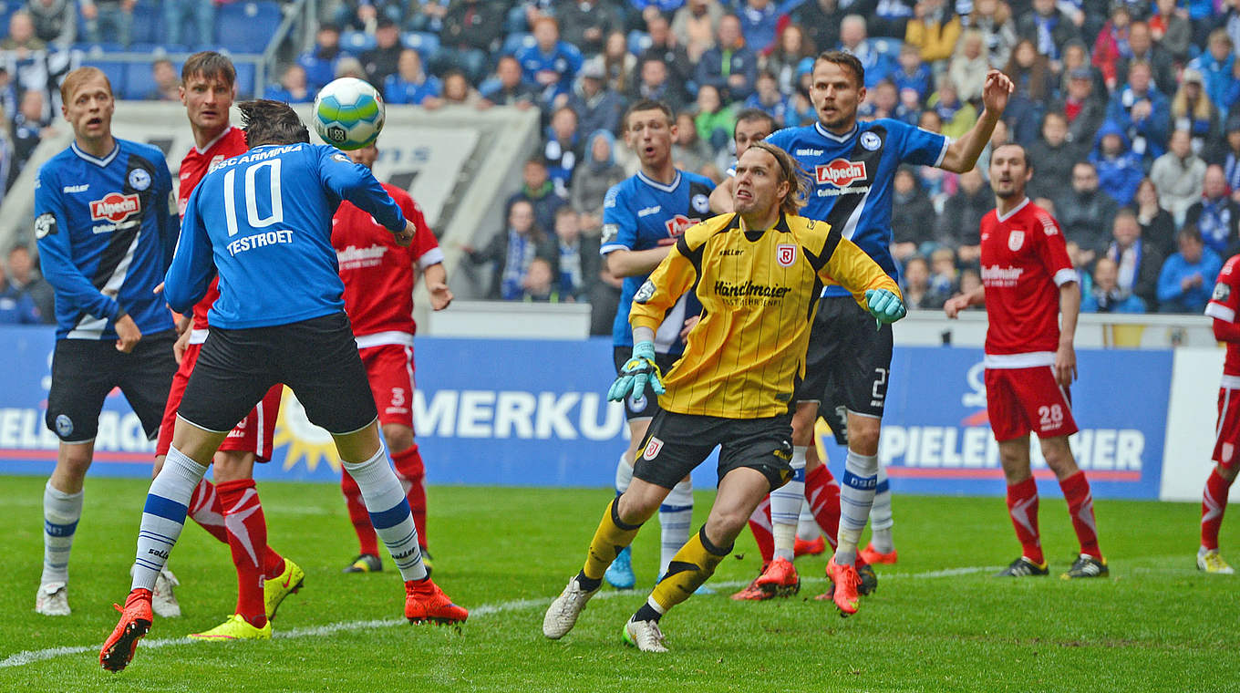 Moment der Erlösung: Testroet (Nr.10) köpft zum 2:2 ein © 2015 Getty Images