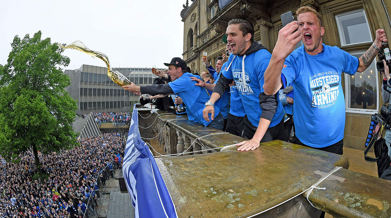 "Am Rathaus wurde es noch einmal emotionaler": Testroet (2.v.r.) und Teamkollegen © 2015 Getty Images