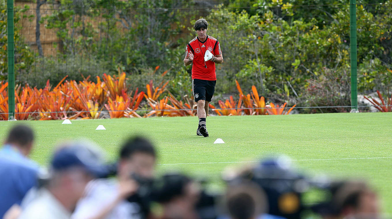 Vertrauen in den Rasenflüsterer: Bundestrainer Joachim Löw © 2014 Getty Images