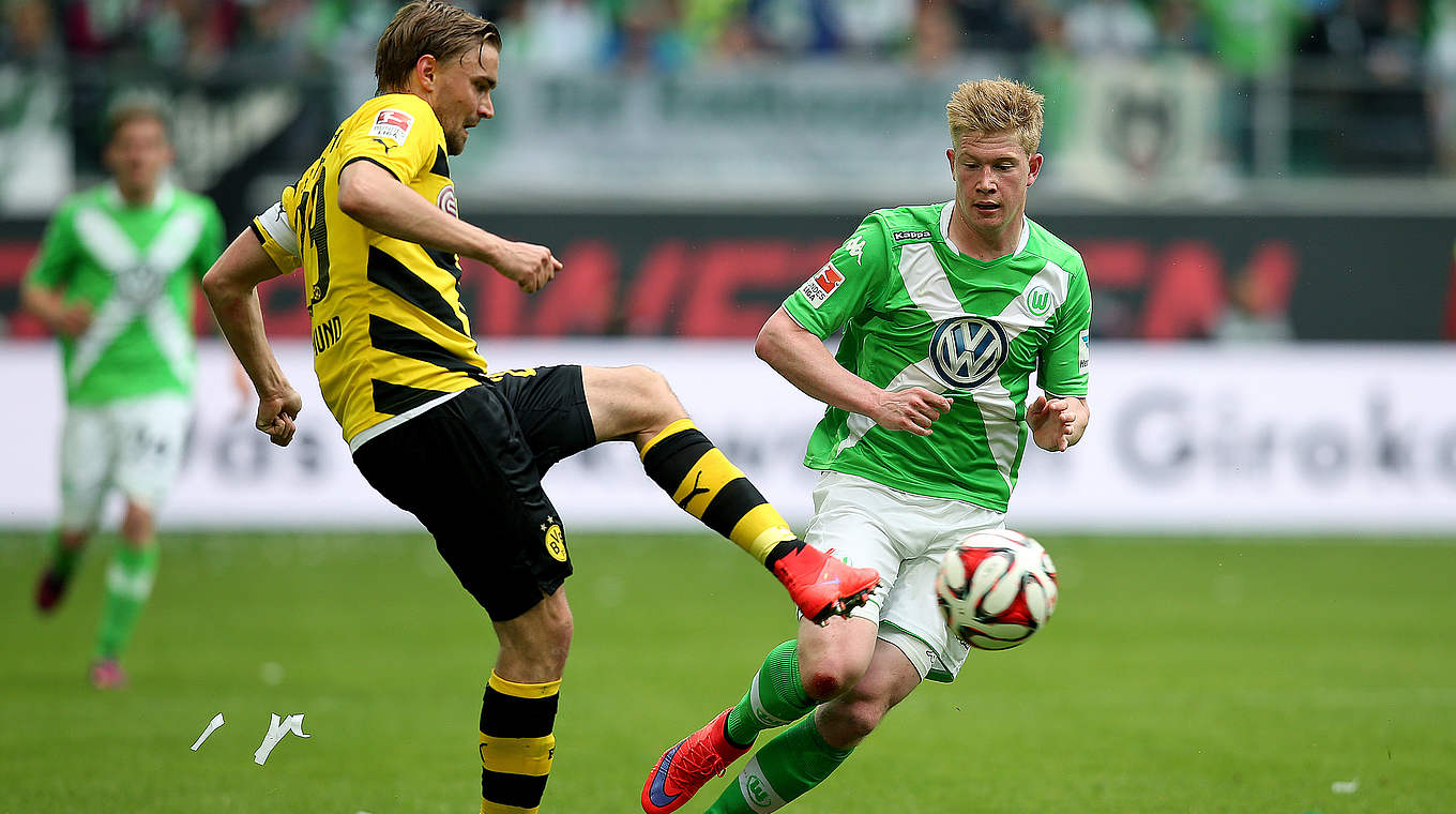 Schmelzer battling with Wolfsburg's Kevin de Bruyne © 2015 Getty Images