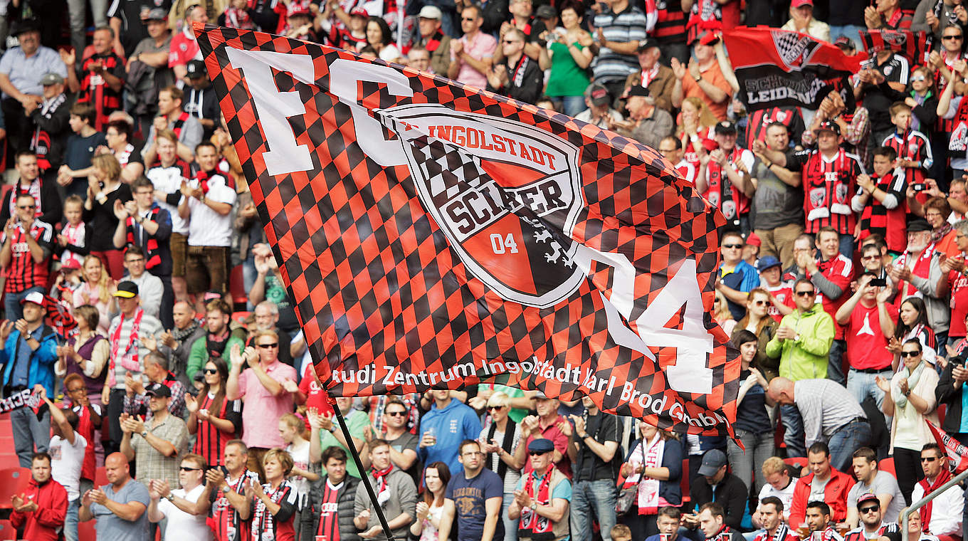 Auch die Fans in Feierlaune: Der FC Ingolstadt steigt auf © 2015 Getty Images